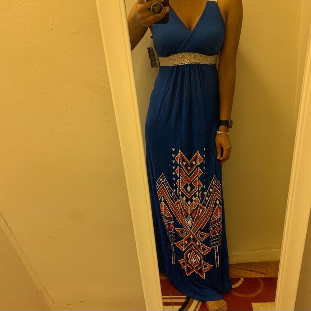 Sleeveless v neck maxi dress with printed design